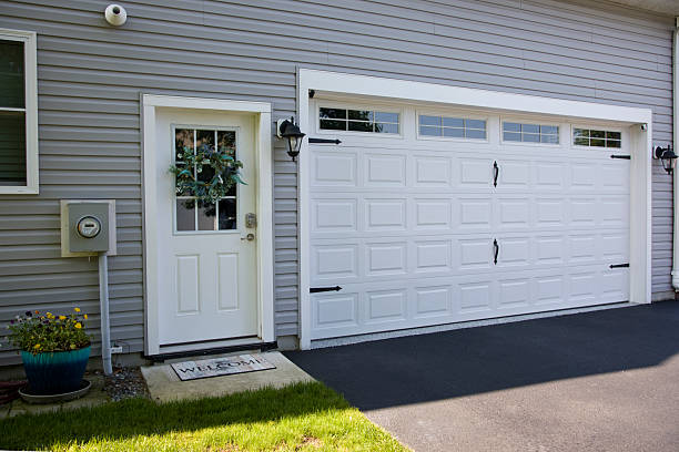 24/7 Emergency Garage Door Panel Replacement experts in Forest Glen, MD